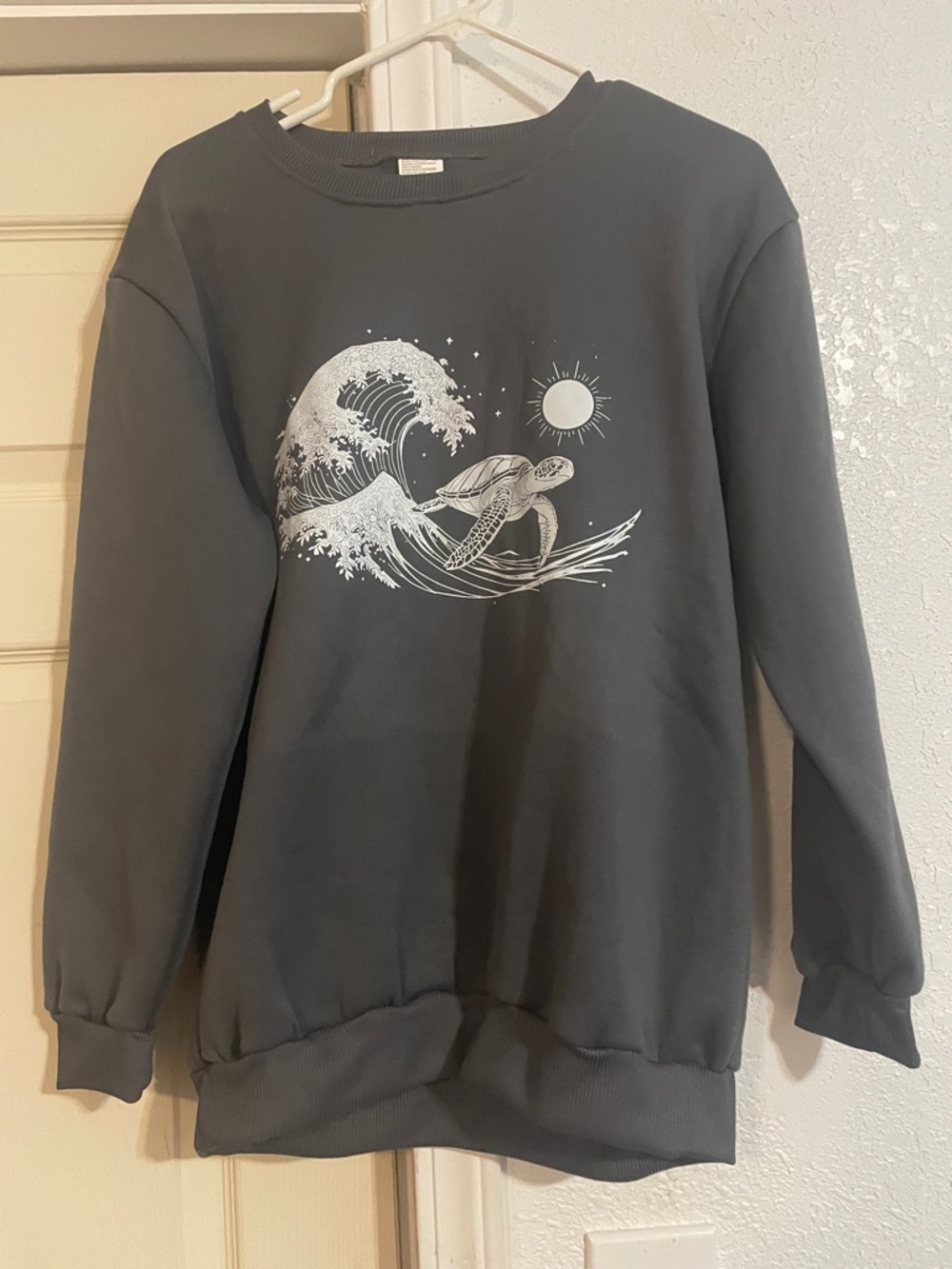Women's Charcoal Graphic Crewneck Sweatshirt - Sea Turtle Wave